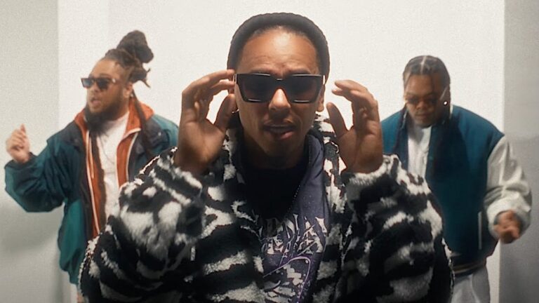 Adrian Marcel ne veut plus que ses fans « attendent » et sort une nouvelle vidéo sensuelle avec CRSB