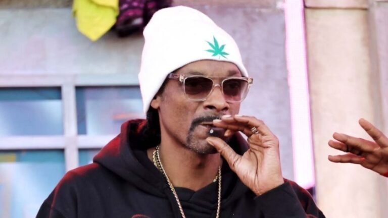 Snoop Dogg se fume littéralement avec un joint insensé inspiré d&rsquo;une légende du rap