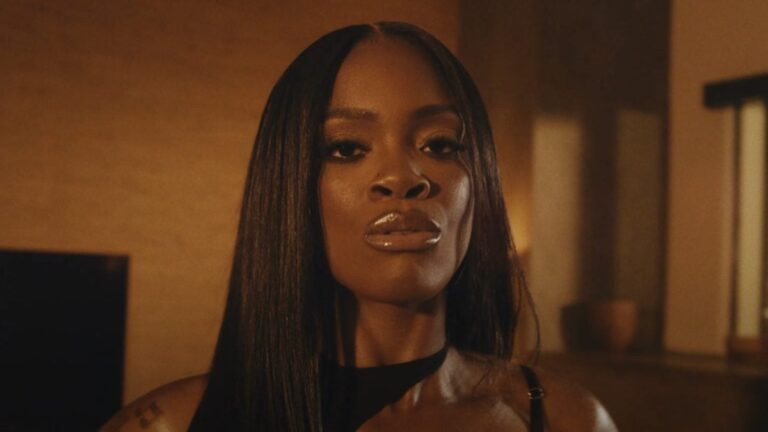 Ari Lennox trolle les fans avec une performance de casque de football après un incident de lancer de bouteille