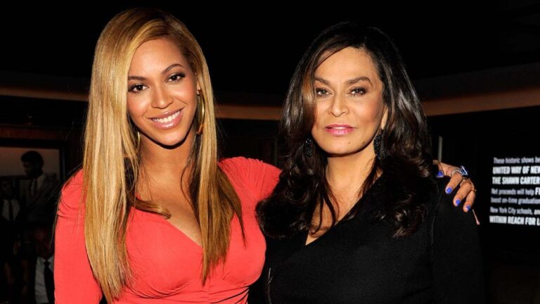 Beyoncé était en studio 24 heures sur 24 le mois dernier, déclare sa mère Tina Knowles