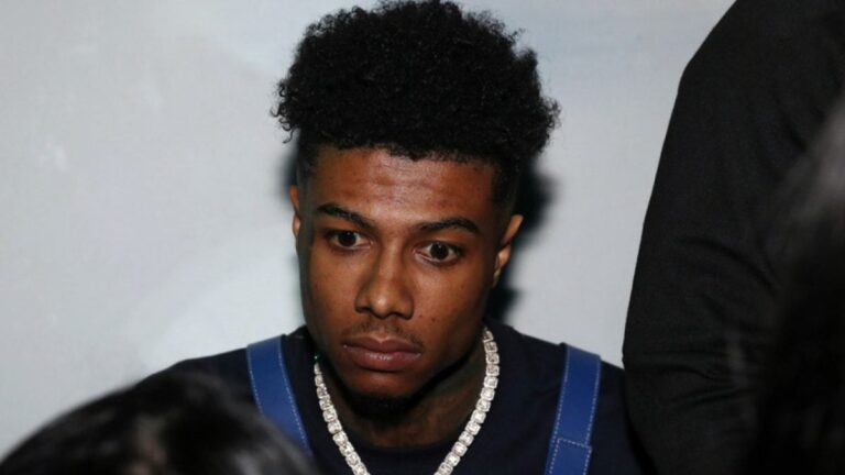 Blueface ordonne à la sécurité de tabasser une fan pour avoir prétendument jeté de la glace sur sa scène