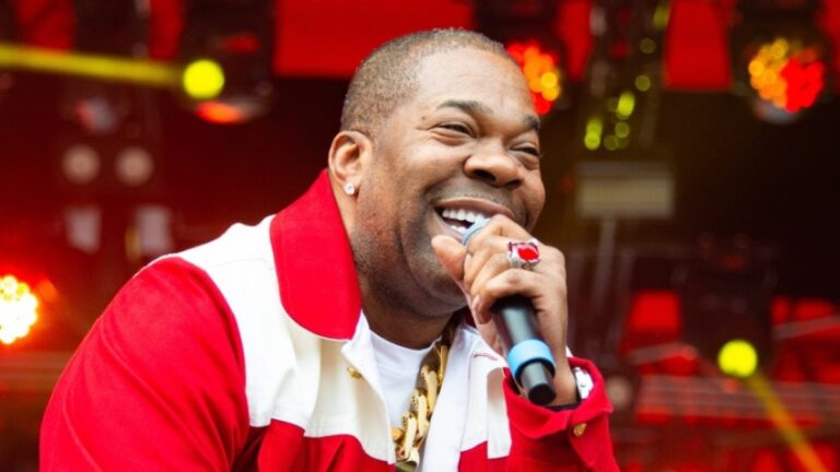 Busta Rhymes divertit les fans des Rams & Saints avec une performance à la mi-temps