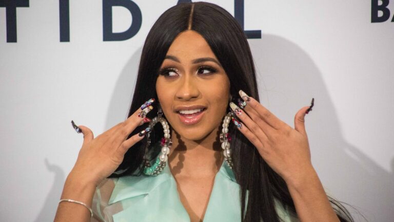 Cardi B défile lors du défilé Balenciaga automne 2024