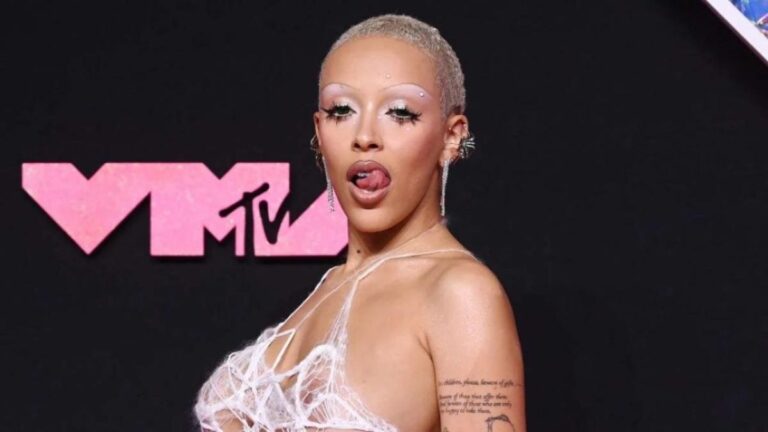 Doja Cat répond aux réactions négatives concernant le t-shirt Alt-Right : « Ce n&rsquo;est pas une attaque »