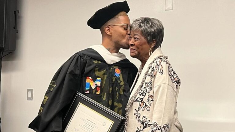 Kid Cudi partage un « beau » moment avec sa mère alors qu&rsquo;il obtient une maîtrise