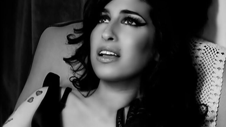 Le père d&rsquo;Amy Winehouse intente une action en justice de 930 000 $ contre des amis qui ont vendu ses affaires aux enchères
