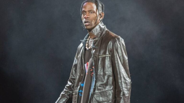 Les Air Jordans personnalisés de Travis Scott portés à Rolling Loud devraient rapporter 10 000 $ aux enchères