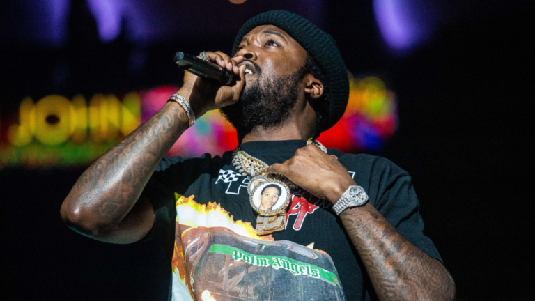 Meek Mill prononce un discours émouvant alors que le projet de loi sur la probation en Pennsylvanie est promulgué