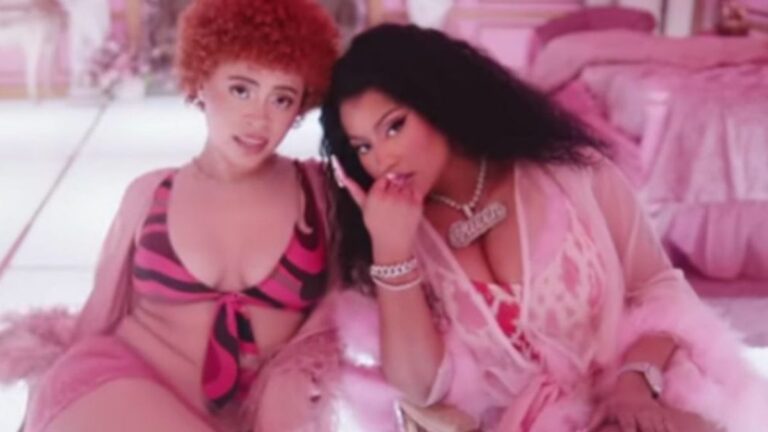 Nicki Minaj et Ice Spice drapeaux agités par des soldats célébrant le jour de Noël