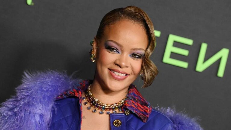 Rihanna laisse entendre qu&rsquo;elle est une « fille célibataire » tout en révélant ses chansons préférées de 2023