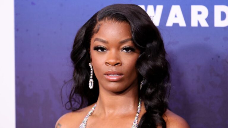 Ari Lennox se souvient de son « effondrement » après une procédure contraceptive : « J&rsquo;avais tellement mal »