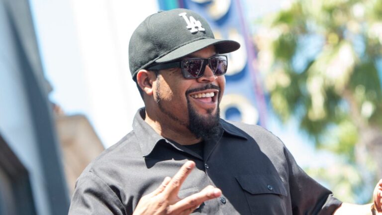 Ice Cube tout sourire alors qu&rsquo;il dévoile le prix du Temple de la renommée du basket-ball qui porte son nom