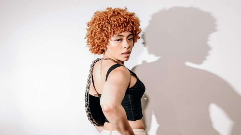 Ice Spice offre à ses fans un spectacle de twerk alors qu&rsquo;elle tourne un nouveau clip à Miami