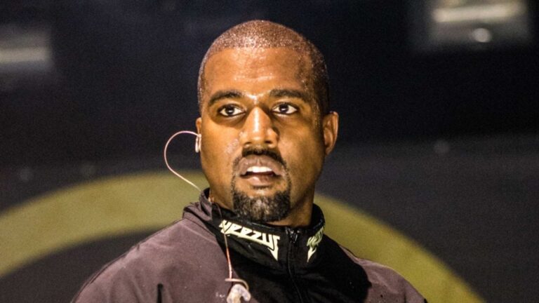 Kanye West entre dans un échange houleux avec un fan après qu&rsquo;ils l&rsquo;ont exhorté à « être le vieux »