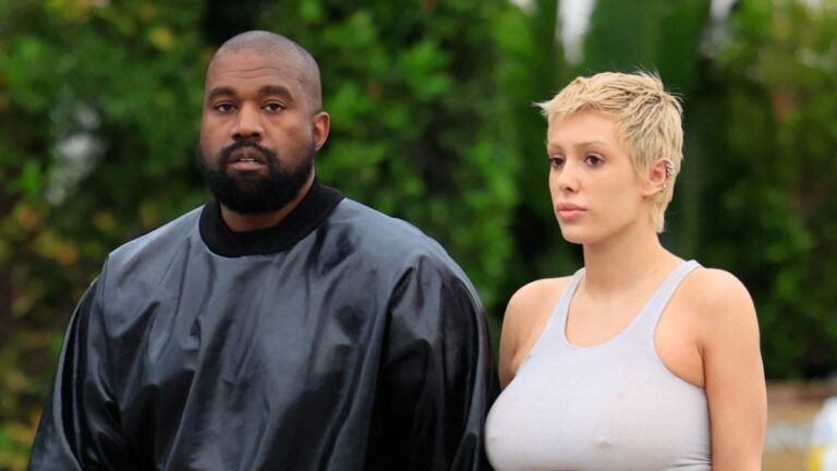 Kanye West retourne et arrache le téléphone des paparazzi après une question sur le « libre arbitre » de sa femme