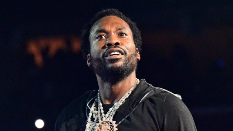 Meek Mill reconnaît avec défi l&rsquo;anniversaire de son arrestation en 2007 : « Ces flics m&rsquo;ont menti »