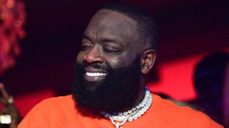 Rick Ross prouve qu&rsquo;il « publie » sa petite amie avec un panneau d&rsquo;affichage surprise à Dubaï