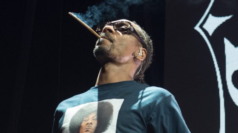 Snoop Dogg poursuit ses dettes impayées dans un sketch comique : « Vous avez beaucoup de courage ! »