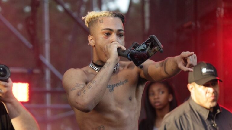 Son Gekyume de XXXTENTACION modélise la nouvelle collection de produits dérivés du rappeur décédé