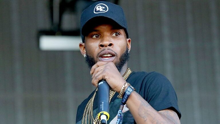 Tory Lanez apparaît au hasard dans une discussion de groupe de fans depuis la prison