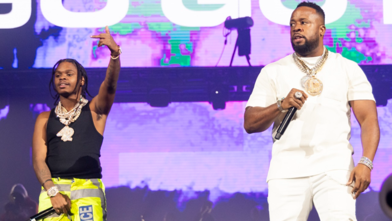 Yo Gotti rejoint 42 Dugg sur scène en gilet pare-balles lors de sa première sortie depuis la mort de son frère