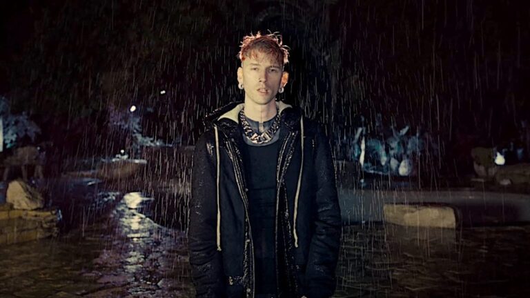 Machine Gun Kelly met tout son cœur sur un nouveau morceau et déclare un nouveau tatouage inspiré de « Breakdown »