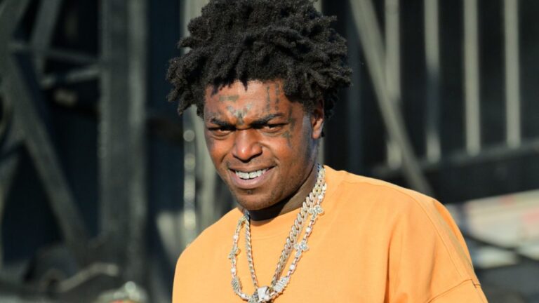 Kodak Black jette des pierres sur un photographe et menace de frapper un journaliste après sa libération en prison