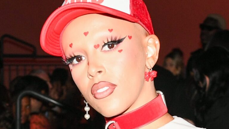 Doja Cat demande des commentaires aux fans alors qu&rsquo;elle confirme la version de luxe de « Scarlet »