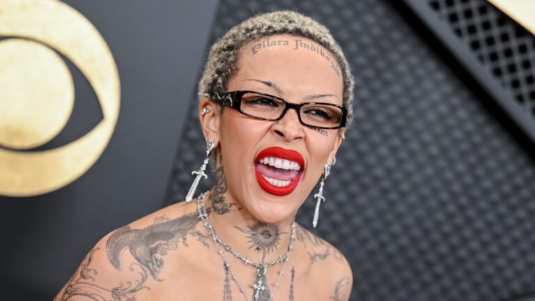 Doja Cat fait tourner les têtes avec une tenue sauvage et des tatouages ​​​​sur tout le corps aux Grammys
