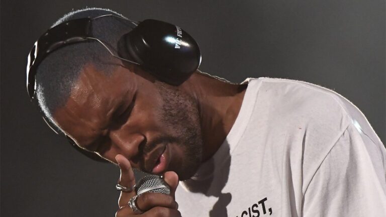 Frank Ocean fait face à la colère des fans après avoir lancé un nouveau look : « Où est l&rsquo;album ? »