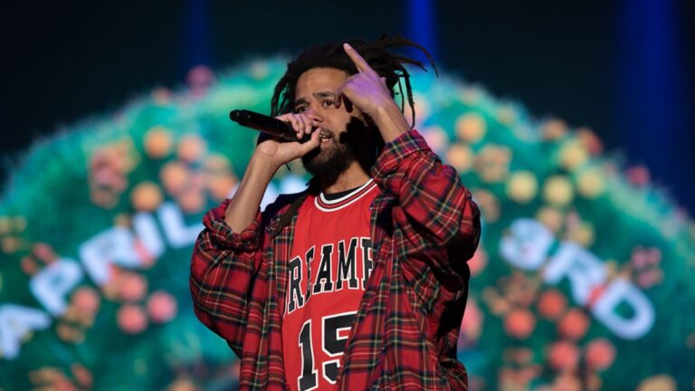 J. Cole dévoile un teaser de chanson vicieuse dans un vlog inspiré de « Smack DVD » : « Pourrait être supprimé plus tard »