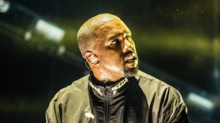 Kanye West se vante de « Keep »[ing] Quelques Juifs dans l&rsquo;équipe dans le premier épisode de « Vultures 1 »
