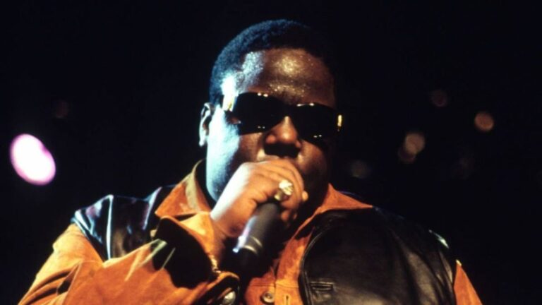 La fresque de Biggie restaurée après avoir été repeinte par le dispensaire de mauvaises herbes de Brooklyn