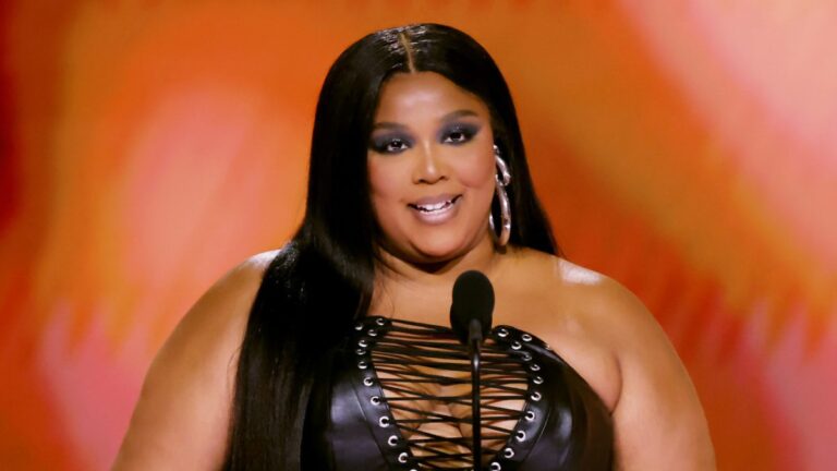 Lizzo affiche une perte de poids dans un piège à soif de lingerie racée