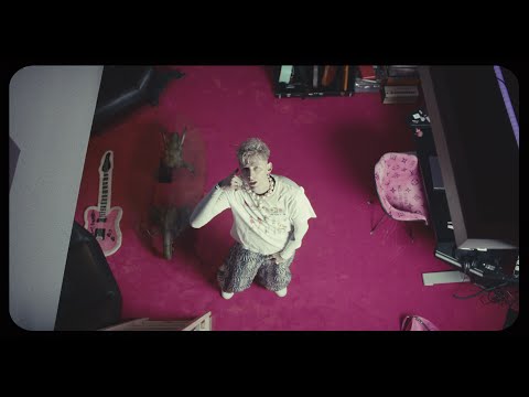 Vidéo Youtube - Machine Gun Kelly met tout son cœur sur un nouveau morceau et déclare un nouveau tatouage inspiré par