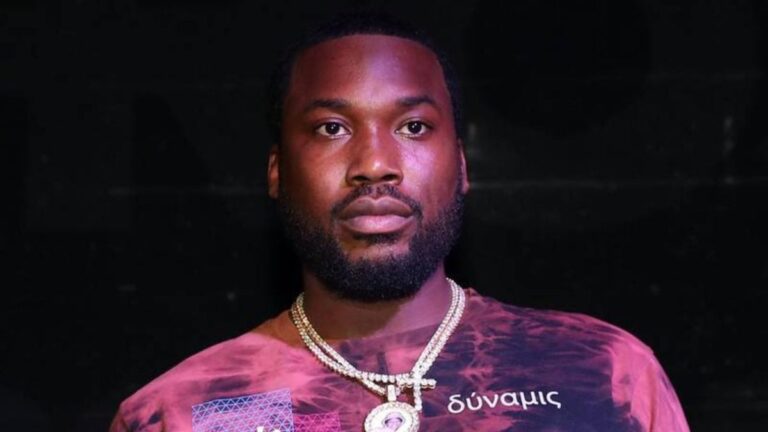 Meek Mill se fait rôtir suite à une tentative de coup de poing «faible» alors qu&rsquo;il était sur des patins à roulettes