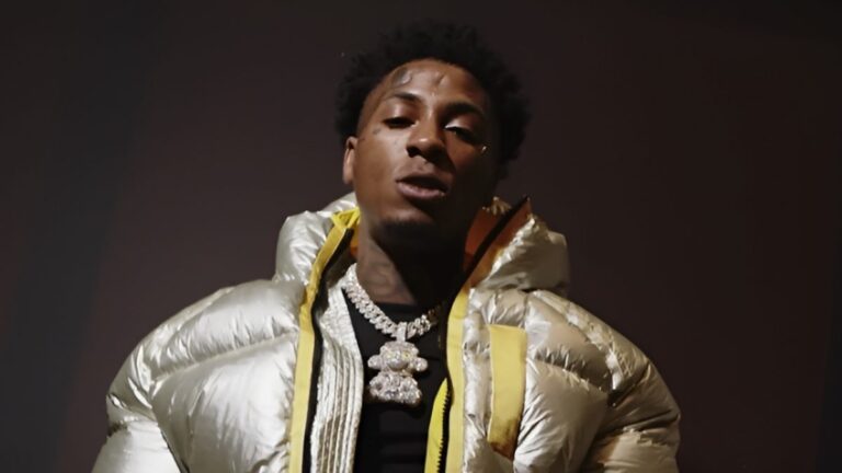 NBA YoungBoy vu « tenir la main » avec un fan masculin sur une photo virale