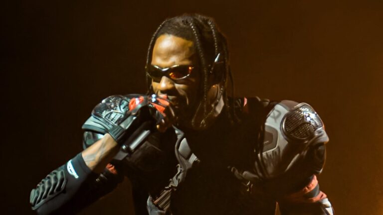 Travis Scott dénonce les Grammys pour avoir snobé le meilleur album de rap lors d&rsquo;une performance enflammée