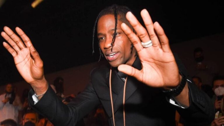 Travis Scott donne une conférence à un fan qui se précipite sur scène à mi-performance : « Raging Ain&rsquo;t Running »