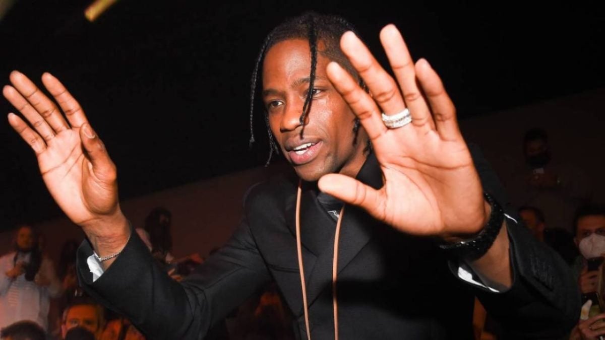 Travis Raging Travis Scott donne une conférence à un fan qui se précipite sur scène à ...