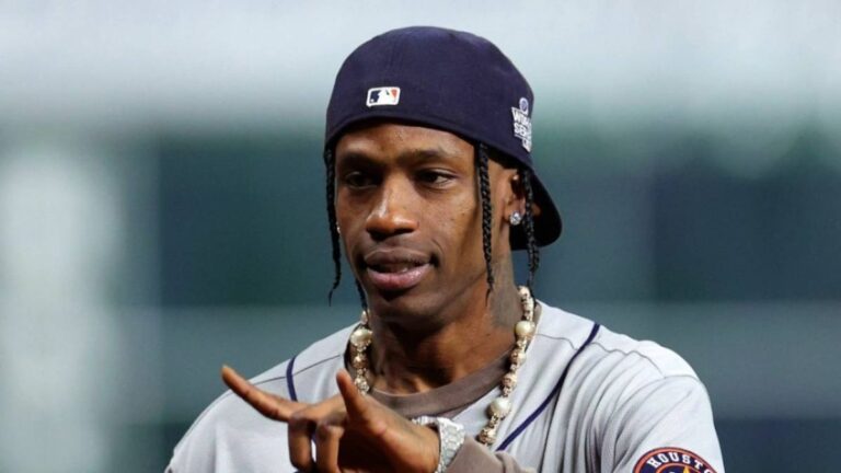 Travis Scott reçoit des conseils de pitch lors de la journée d&rsquo;ouverture de son nouveau centre d&rsquo;entraînement de baseball
