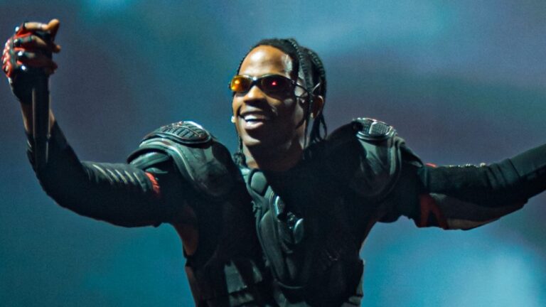 Travis Scott se transforme en « Jumpman Jack » dans une publicité pleine d&rsquo;action pour la nouvelle sneaker Jordan
