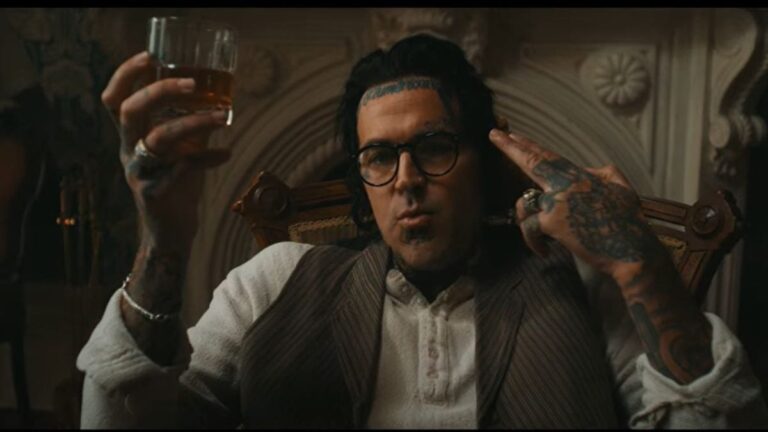 Yelawolf enterré vivant après l'installation de Femme Fatale dans la vidéo « Make You Love Me »