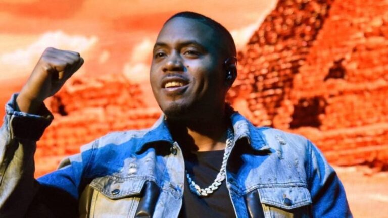 Nas inspire les jeunes étudiants et revisite son passé dans la nouvelle vidéo « I Love This Feeling »