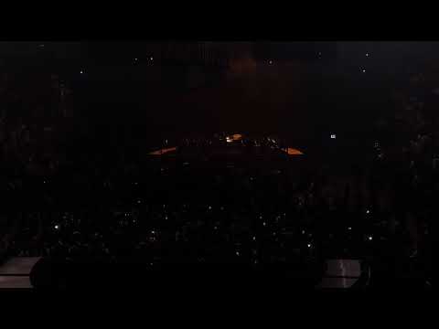 Vidéo Youtube - Bad Bunny poursuit un fan pour avoir publié en ligne des séquences de concerts en direct