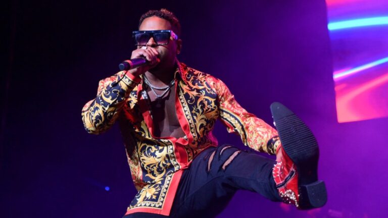 Bobby V fait le clown pour sa performance de commando : « Raw Doggin Jeans Is Crazy »
