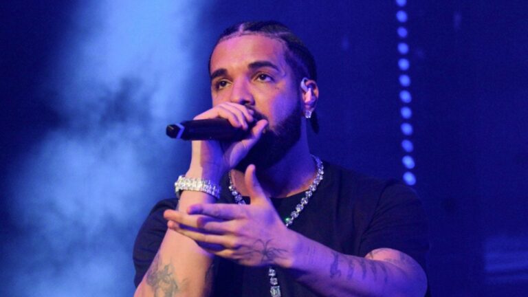 Drake envoie un autre message à ses « ennemis » en interprétant « Energy » à New York