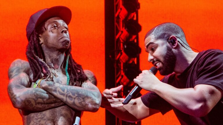 Drake et Lil Wayne lèvent les sourcils avec un téléprompteur sur scène : « Alors c'est du karaoké alors ? »