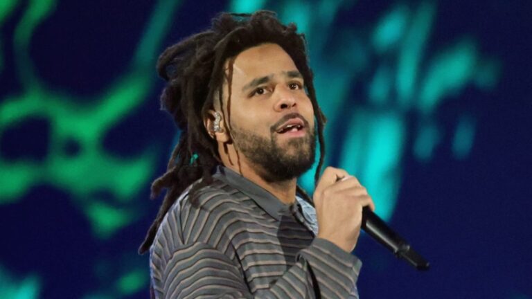 J. Cole partage une nouvelle chanson et des séquences de tournée en coulisses via le compte Rurumer Burner