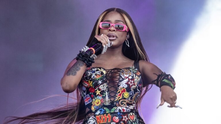 JT de City Girls souffre d'un dysfonctionnement de sa garde-robe NSFW pendant la diffusion en direct